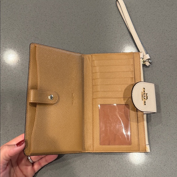 Authentic Coach Cream Phone Wallet - Picture 3 of 3